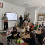 Uczniowie podczas warsztatów dotyczących bezpieczeństwa w sieci. Na slajdzie informacje dotyczące SPAM.
