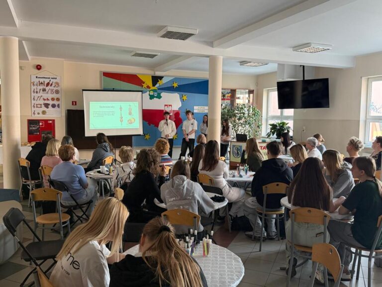 Uczniowie łączą pokolenia w ramach programu „Zwolnieni z teorii”