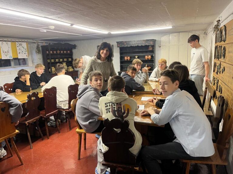 „Kaszëbskô Zgraja II” popularyzuje wiedzę o kulturze kaszubskiej wśród uczniów szkół podstawowych i ZSZIO w Kartuzach